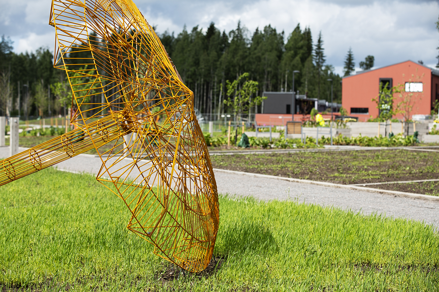 Metallinen taideteos, joka on sijoitettu puistoon.